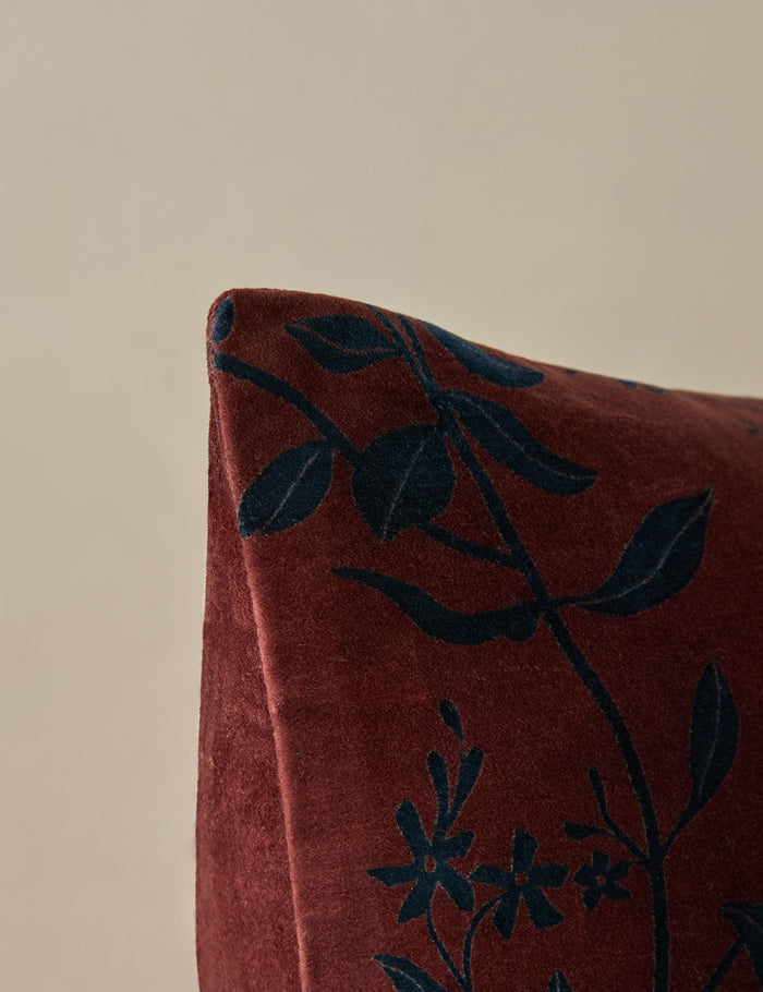#color::sangria #style::square #style::lumbar