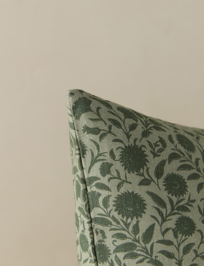 #color::sage-and-eucalyptus #style::square #style::lumbar