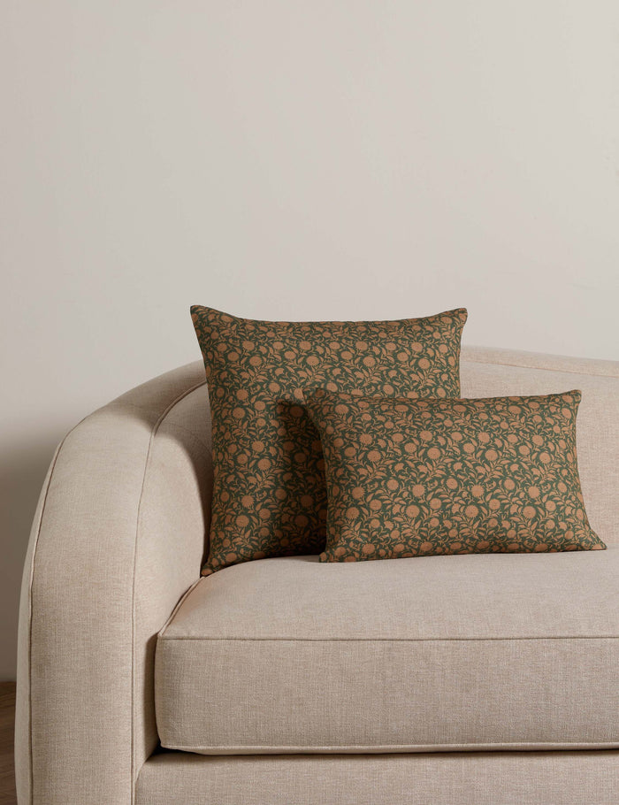 #color::clover-and-flamingo #style::square #style::lumbar