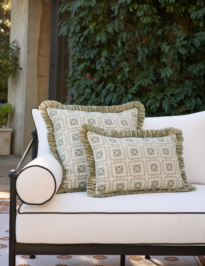 #color::emerald #style::square #style::lumbar #fill-type::polyester
