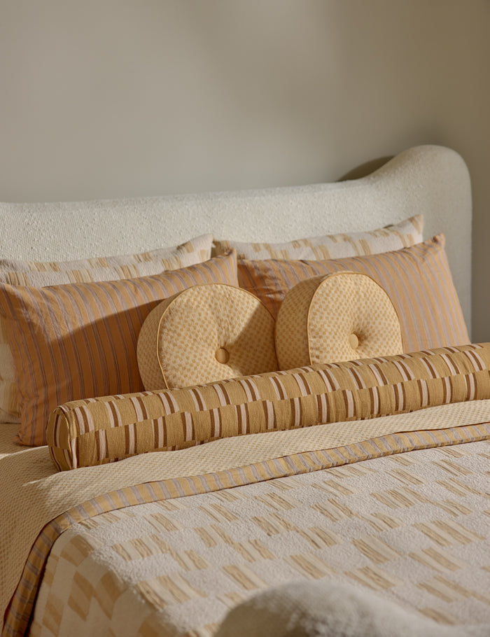 #color::cinnamon #style::long-bolster