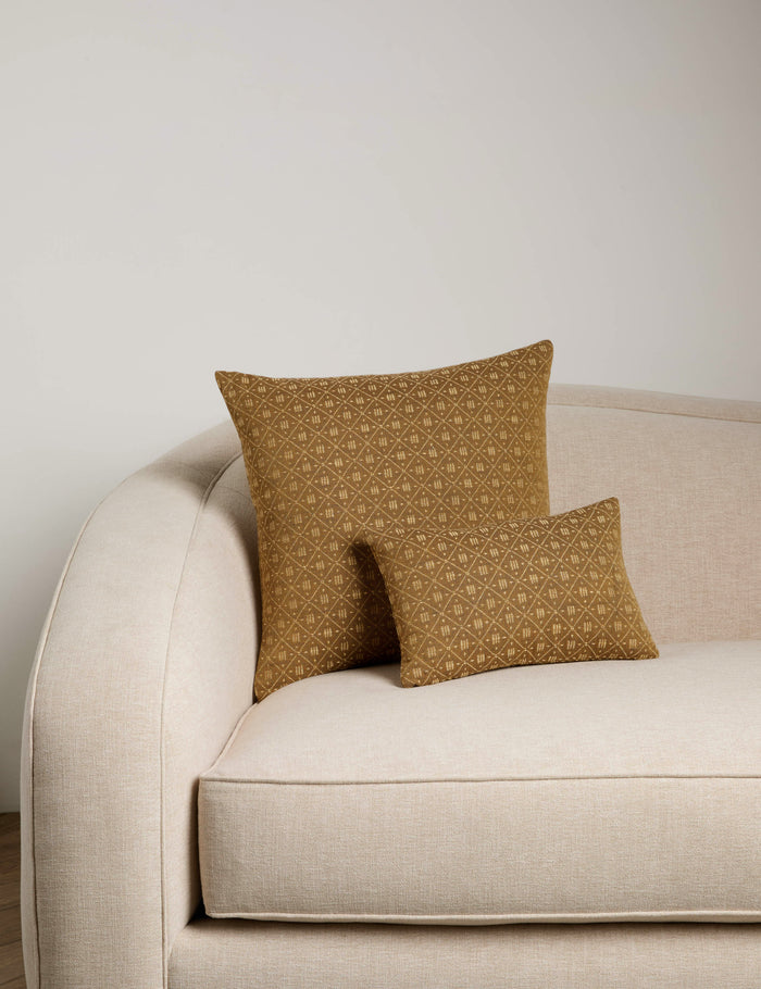 #color::marigold-and-ivory #style::square #style::lumbar #fill type::with-feather-down-insert #fill type::pillow-cover-only