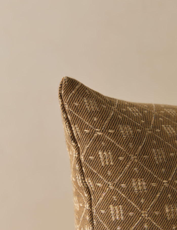 #color::marigold-and-ivory #style::square #style::lumbar #fill type::with-feather-down-insert #fill type::pillow-cover-only