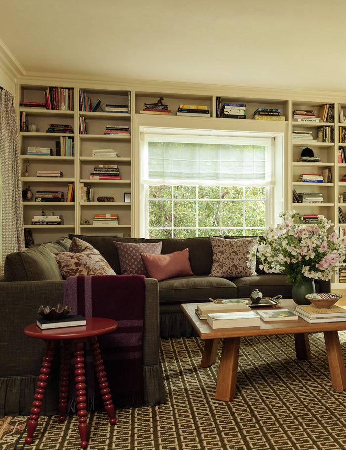 #color::plum-and-sand #style::square #fill type::with-feather-down-insert