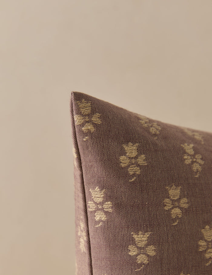 #color::plum-and-sand #style::square #fill type::with-feather-down-insert