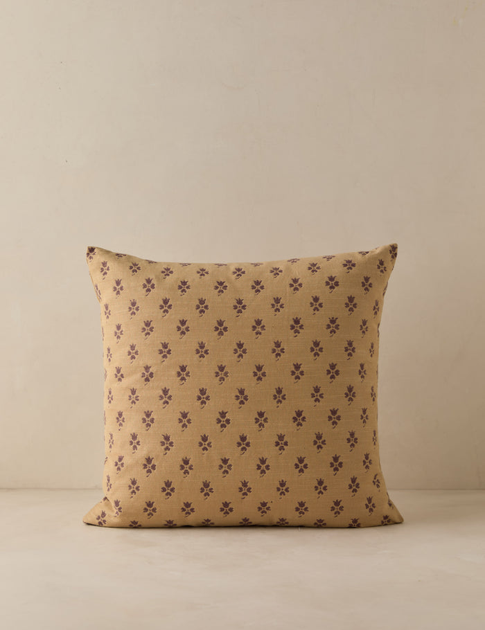 #color::sand-and-plum #style::square #fill type::with-feather-down-insert