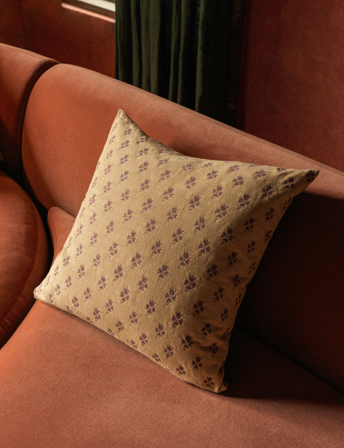 #color::sand-and-plum #style::square #fill type::with-feather-down-insert