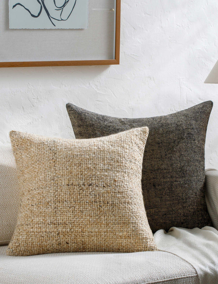 #fill::down #fill::polyester #size::22--x-22- #size::20--x-20- #size::18--x-18- #color::natural-and-white